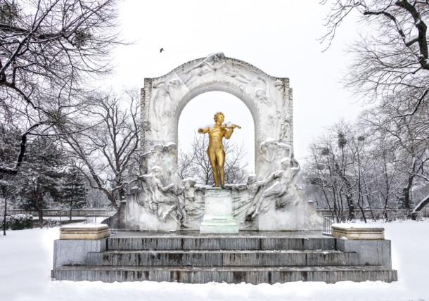     Pomnik Johanna Straußa zimą w park miejskim w Wiedniu 